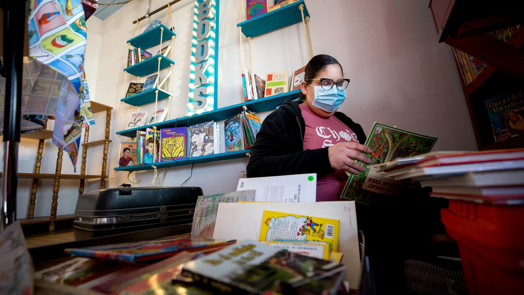 Librería con foco en la comunidad latina abre en el Hotel McCoy